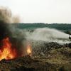 Einen mehrere Meter tiefen Krater riss das Kampfflugzeug am 18. August 1998 bei seinem Aufprall in eine Wiese nördlich von Warching. Die Feuerwehr löschte die Flammen. 