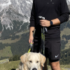 Jonas Micheler geht gerne mit seinem zweijährigen Golden Retriever Lenny in den Bergen auf Tour. Foto: Micheler