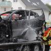 Komplett ausgebrannt ist dieses Fahrzeug in Burgau, als es vermutlich wegen eines technischen Defekts auf einen Anhänger verladen wurde. 	