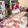 In Bergheim haben Julia und Alois Stork gerade eine Hofladen-Metzgerei eröffnet, in der sie unter anderem Rind- und Schweinefleisch anbieten.