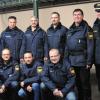 Polizei und Sicherheitswacht arbeiten in Bobingen und Königsbrunn Hand in Hand: (stehend, von links) der stellvertretende Inspektionsleiter Markus Graf, Ismael Atug, Aydin Atug, Benjamin Heer, Siegfried Schumacher, Inspektionsleiter Artur Dachs und Polizeikommissar Hermann Abele; (kniend von lnks) Jens Richter, Timur Okur und Rudolf Bartetzko. 