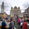Hunderte Menschen kamen in Augsburg zum Hohen Friedensfest auf dem Rathausplatz zusammen.