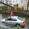 Am Freitagmorgen rollte ein Nissan in den Mühlbach in Babenhausen. Mit großem Aufwand konnte das Fahrzeug geborgen werden.