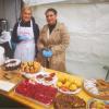 Kerstin (links) und ihre Nichte Eda Cetinkaya aus Friedberg verkaufen am Wochenende in der Friedberger Moschee Kuchen und Desserts zugunsten der Erdbebenopfer.