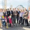 Mehrere Generationen beim offiziellen ersten Spatenstich für die Kinderkrippe mit Generationentreff in Bobingen: Spitzenvertreter der Stadt, Architekten, Projektbeteiligte sowie einige Regenbogen-Kinder. 