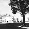 Manfred Lux stellt am Montag in der Affinger Mehrzweckhalle mehrere Versionen seiner Planung vor. In dieser hier ist das 1B, die alte Schule, mit einem Neubau umgeben. Foto: Büro Lux