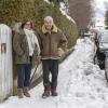 Karin und Rudolf Wagner ärgerten sich darüber, dass der Schneepflug wieder den Schnee auf den von ihnen frei geräumten Gehweg in der Pössinger Straße warf. 