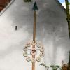So sieht er aus – der von Xaver Stadler am Rande des Holzheimer Dorfplatzes gestaltete „Corona-Maibaum“.  	
