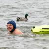 Komiker Wiegald Boning schwimmt seit fast 500 Tagen - jeden Tag. Hier badet er im im Otto-Maigler See, meistens ist er aber im Ammersee anzutreffen. 