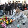 Passanten legen am Dienstag vor der Börse am Place de la Bourse in Brüssel Kerzen und Blumen nieder. 