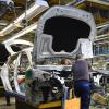 Arbeiter im Mercedes-Benz Werk Bremen: Die deutsche Wirtschaft stellt sich auf unruhigere Zeiten ein.