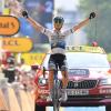 Matteo Trentin feiert seinen Sieg auf der 17. Etappe der 106. Tour de France.