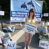 Nur im Bikini demonstrierte eine Tierschützerin heute gegen die Eröffnung der umstrittene Delfin-Lagune im Nürnberger Tiergarten. 