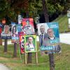 Ein bekanntes Bild kurz vor der Wahl: Plakate häufen sich in den Straßen von Dinkelscherben. (Symbolbild)