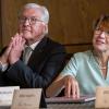 Bundespräsident Frank-Walter Steinmeier und seine Frau Elke Büdenbender lächeln.