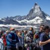 Touristen warten vor dem Matterhorn auf den Zug der Gornergratbahn.