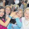 Die Mädchen waren diesmal die erfolgreichsten: Sie holten den Sieger-Pokal, der stolz in die Schule gebracht wurde. 