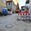 Die Schwanenstraße in Lauingen ist bereits eine Baustelle. Derzeit erneuern die Stadtwerke die Wasserleitungen. 