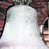Die kleinere Glocke des Heißesheimer Geläutes ruft seit 100 Jahren zum Gottesdienst. Sie hat beide Weltkriege überstanden. Glocken aus den Zehner-Jahren des vorigen Jahrhunderts gibt es nur sehr wenige. Foto: Saule/bd