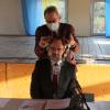 Andreas Wiesner bekommt als neuer Dasinger Bürgermeister die Bürgermeister-Kette von Erich Nagl überreicht.
