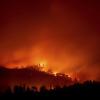 In Paradise steht ein Hang in Flammen. Waldbrände halten die Hilfskräfte in Kalifornien weiter in Atem.