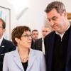 Parteivorsitzende Annegret Kramp-Karrenbauer, Markus Söder mit Landesgruppenchef Alexander Dobrindt (links): Die CDU-Chefin nimmt den nicht abgesprochenen Vorstoß des bayerischen Ministerpräsidenten mit Humor. 