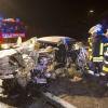 Feuerwehrkräfte begutachten am 12.11.2013 auf der A99 bei Ludwigsfeld (Bayern) ein Unfallwrack. Zuvor war ein 22-jähriger Geisterfahrer mit seinem BMW in zwei entgegenkommende Autos gefahren. Bei den beiden Unfällen wurden zwei Personen getötet, eine Person lebensgefährlich verletzt.