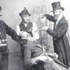 Das Zähneziehen war früher eine wichtige Aufgabe des Dorfbaders. Auf unserem Bild wurde dieser oft dramatische Akt in einem Theaterspiel um 1912 in Pfaffenhausen anschaulich dargestellt. 