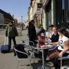 Noch können vor dem Pantheon und Café Max die Gäste direkt an der Hausmauer sitzen. Die Bestuhlung der Außengastronomie ist immer wieder ein Thema. Archivbild