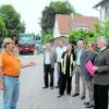 Hermann Schweighart (links) erläutert den aufmerksamen Zuhörern den aktuellen Stand der Straßenarbeiten in Laimering. Foto: Landratsamt