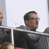 FCA-Geschäftsführer Michael Ströll (links) und Präsident Markus Krapf sitzen beim Spiel gegen Leipzig gemeinsam auf der Tribüne. 