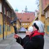 Adriana Hiller-Egner nimmt ihre Gäste mit auf virtuelle Tour durch Augsburg. Die Fuggerei ist einer der Anlaufpunkte für die Stadtführerin.