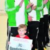 Der dreijährige Nico Gehring durfte für den FC Gundelfingen das Schildchen halten. Foto: Ernst Mayer