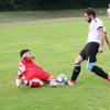 Am Boden: Denis Mehmedovic (rotes Trikot) musste sich mit dem FC Königsbrunn beim TSV Göggingen geschlagen geben.