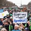 Während einer Protestaktion hält jemand ein Schild mit der Aufschrift "Finger weg vom Agrardiesel" hoch.