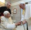 2022: Am Ende des Konsistoriums im Vatikan besucht Papst Franziskus den emeritierten Papst Benedikt XVI. im Kloster Mater Ecclesiae.