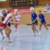 Die Handballerinnen des TSV Landsberg (weiße Trikots) haben im Nachholspiel kein Glück. 