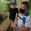 Dieter Pongratz und sein vierjähriger Enkel Michael bestaunen die Schildkröten im Elefantenhaus des Augsburger Zoos.