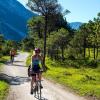 Der Isarradweg führt auf 299 Kilometern vom Karwendel bis zur Mündung bei Plattling in die Donau - hier zwischen Scharnitz und Mittenwald