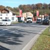 Viel Verkehr herrscht auf der Ortsdurchfahrt in Mühlhausen - zu den Stoßzeiten, aber auch am Nachmittag. Die Staatsstraße Richtung Augsburg ist viel befahren. Links im Hintergrund zweigt die Staatsstraße Richtung Rehling ab.
