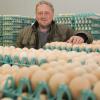 Eier, wohin man blickt: Allein auf eine Palette passen 8640 Stück, erklärt Firmenchef Philipp Egger. Die Bio-Eier stammen aus Bayern und werden im Unterallgäu in der rund 18 Grad kühlen Halle sortiert und verpackt. 	