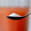 Jeder Deutsche nimmt im Schnitt 95 Gramm Zucker pro Tag zu sich. Einen großen Anteil daran haben zuckerhaltige Getränke. 