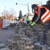 An der Auer Straße wird in die Gehwege Glasfaser verlegt. 