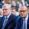 Bernd Althusmann (links), CDU-Spitzenkandidat für die Landtagswahl, und Friedrich Merz (rechts), Bundesvorsitzender der CDU, sitzen vor der Wahl auf einer Abschlusskundgebung.