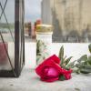 An der Unglücksstelle haben Trauernde Blumen und Kerzen abgelegt. Am 16. Oktober starben in Denklingen beim Einsturz einer Betondecke vier Arbeiter.  	