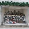 Dieses liebevoll gestaltete und auf Knopfdruck animierte Fenster lockt zur Zeit, und bestimmt noch bis zum 6. Januar, Kinder aus Hollenbach an, um der Eisenbahn zuzusehen und den weihnachtlichen Klängen zu lauschen.