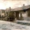 Ein Bild aus vergangenen Tagen (am Bahnhof Langenneufnach), als die Bahn in den Stauden noch zum gewohnten Landschaftsbild gehörte wie die Kirchtürme.