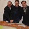 Festlicher Anlass: Geschäftsführer Marco-Manuel Reyes, Aufsichtsrat Bernd Bachmann und Bürgermeister Raphael Bögge schneiden den Kuchen an.  	