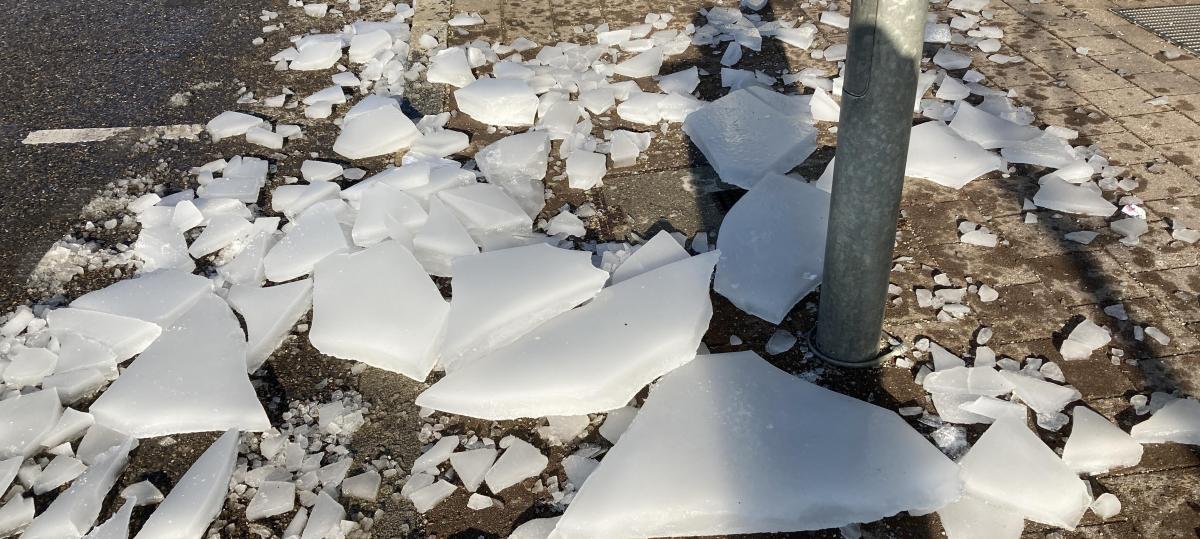 Eisplatten fliegen auf A8 von Laster und stürzen auf Auto
