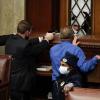 Polizisten mit gezogenen Waffen beobachten, wie Demonstranten versuchen, in die Kammer des Repräsentantenhauses im US-Kapitol einzudringen. 